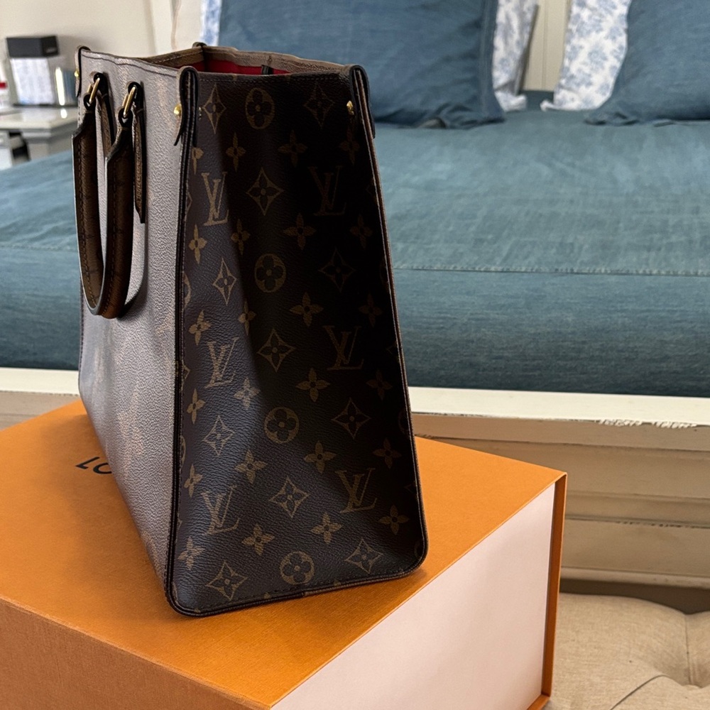 Louis Vuitton On The Go MM Monogram Tote - Picture 2 of 10